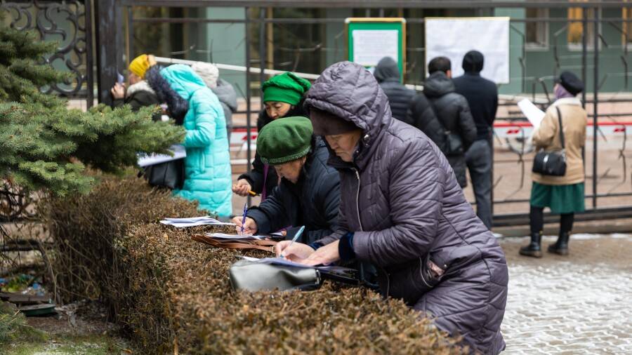 Казахстанцы пишут обращения к властям о списании кредитов, осень 2021 года, Алматы / Фото Informburo.kz