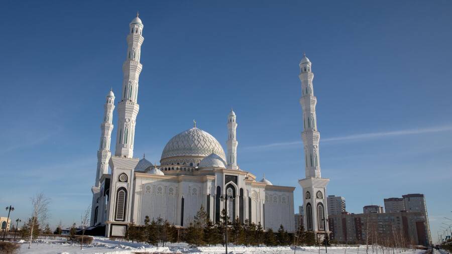 Обязательное ношение масок во время намаза отменили в мечетях