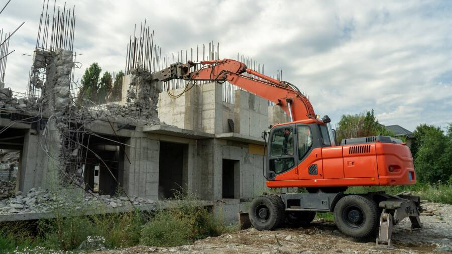 В Алматы сносят незаконно построенную 12-этажку