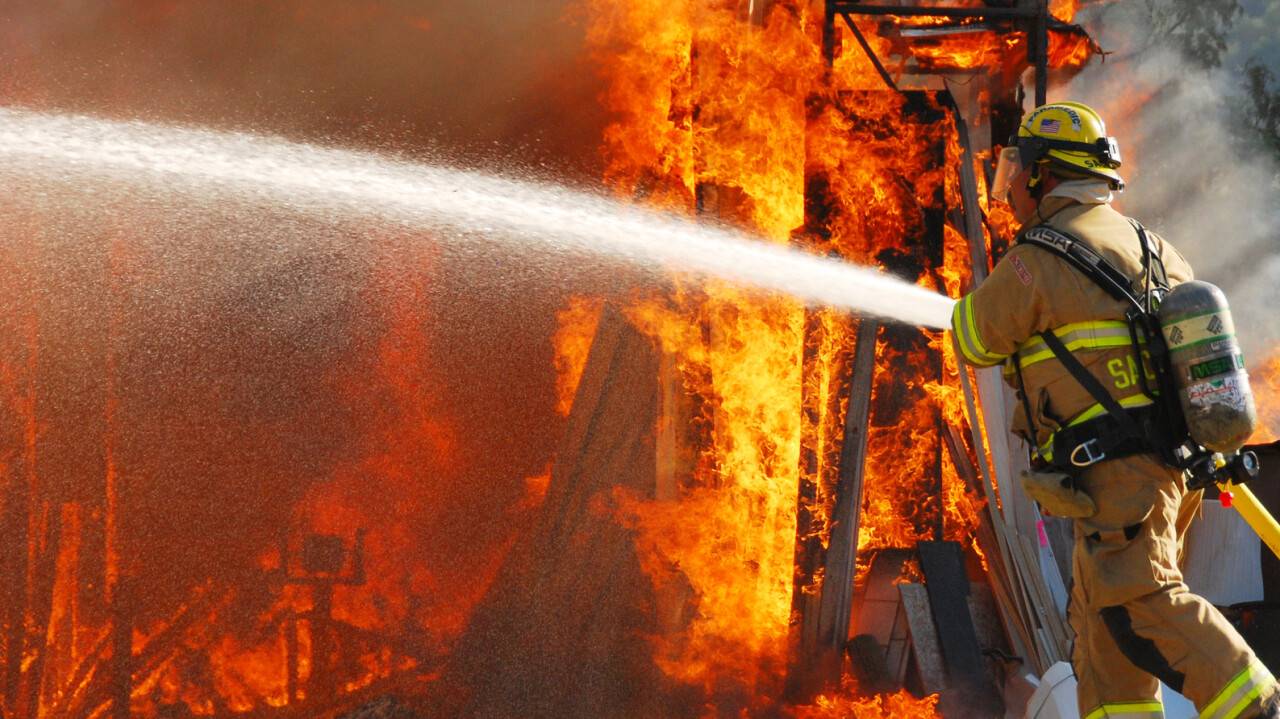 "Это похоже на последствия атомной бомбы". Пожар в Лос-Анджелесе не могут взять под контроль