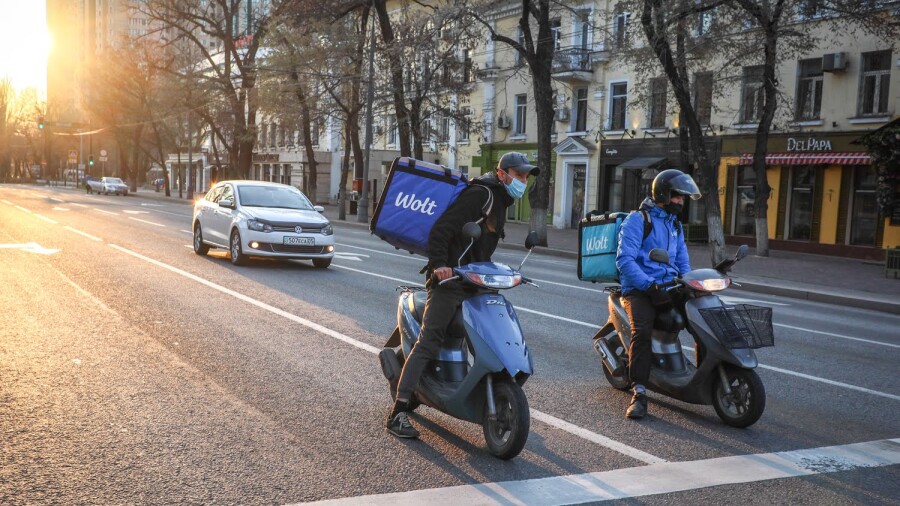 Алматыда мопед мінген курьерлердің сөмкесіне нөмір тағып, шағылысатын элементпен жабдықтау ұсынылды