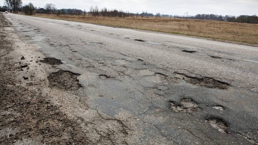 Токаев поручил наказать виновных в срыве ремонта дорог в ЗКО