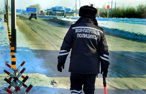 Суд Актау обязал водителя удалить видео с участием полицейского из Сети 