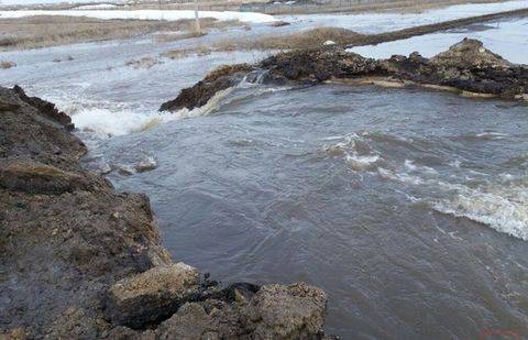 Водопад на трассе в Костанайской области впечатлил казахстанцев масштабом