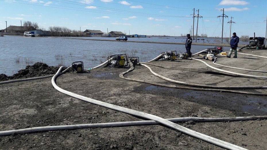 В посёлке Жамбыл Костанайской области вторые сутки откачивают воду