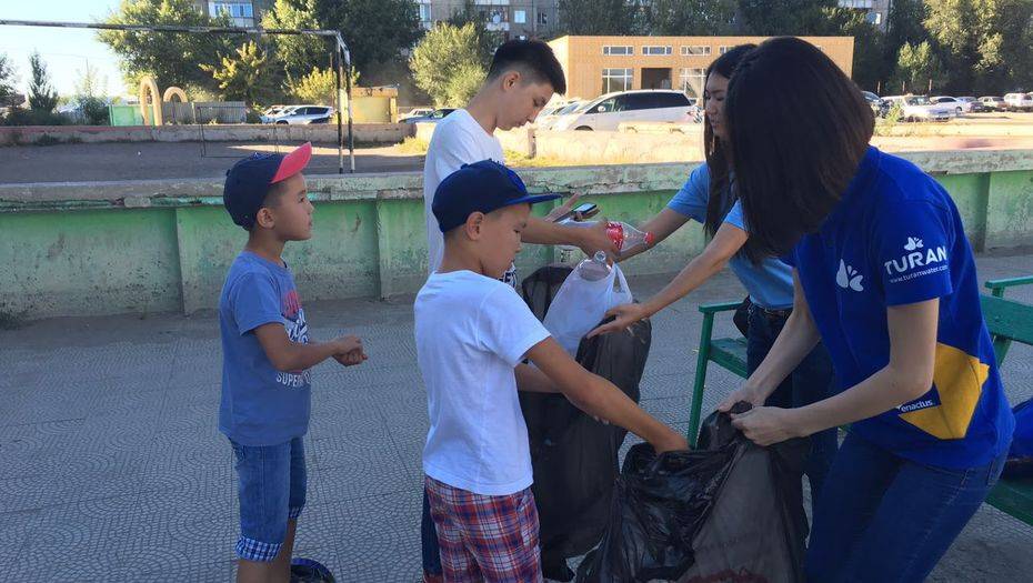 В Семее мусор меняли на шоколадные конфеты