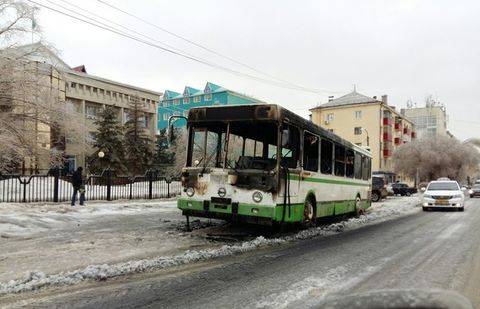 Горящий пассажирский автобус сняли на видео в Актобе