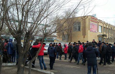 В Караганде пошли на уступки бастующим водителям автобусов