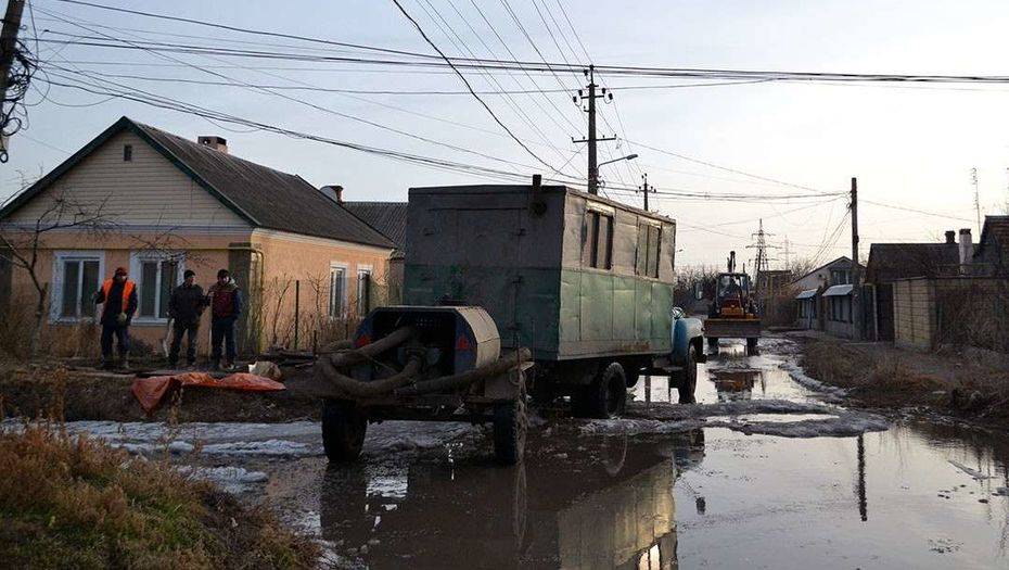 В Семее в одном из районов прорвало трубу. 15 домов четвёртые сутки остаются без воды