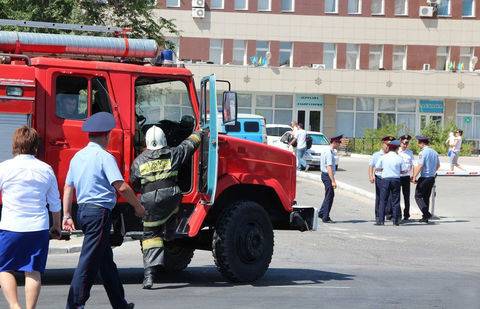 В Актау эвакуировали врачей и посетителей поликлиники из-за подозрительной сумки