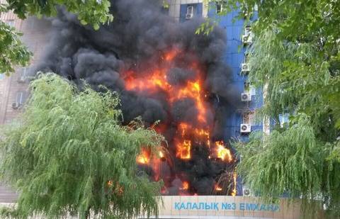 В Таразе горит девятиэтажное административное здание акимата, есть пострадавшие