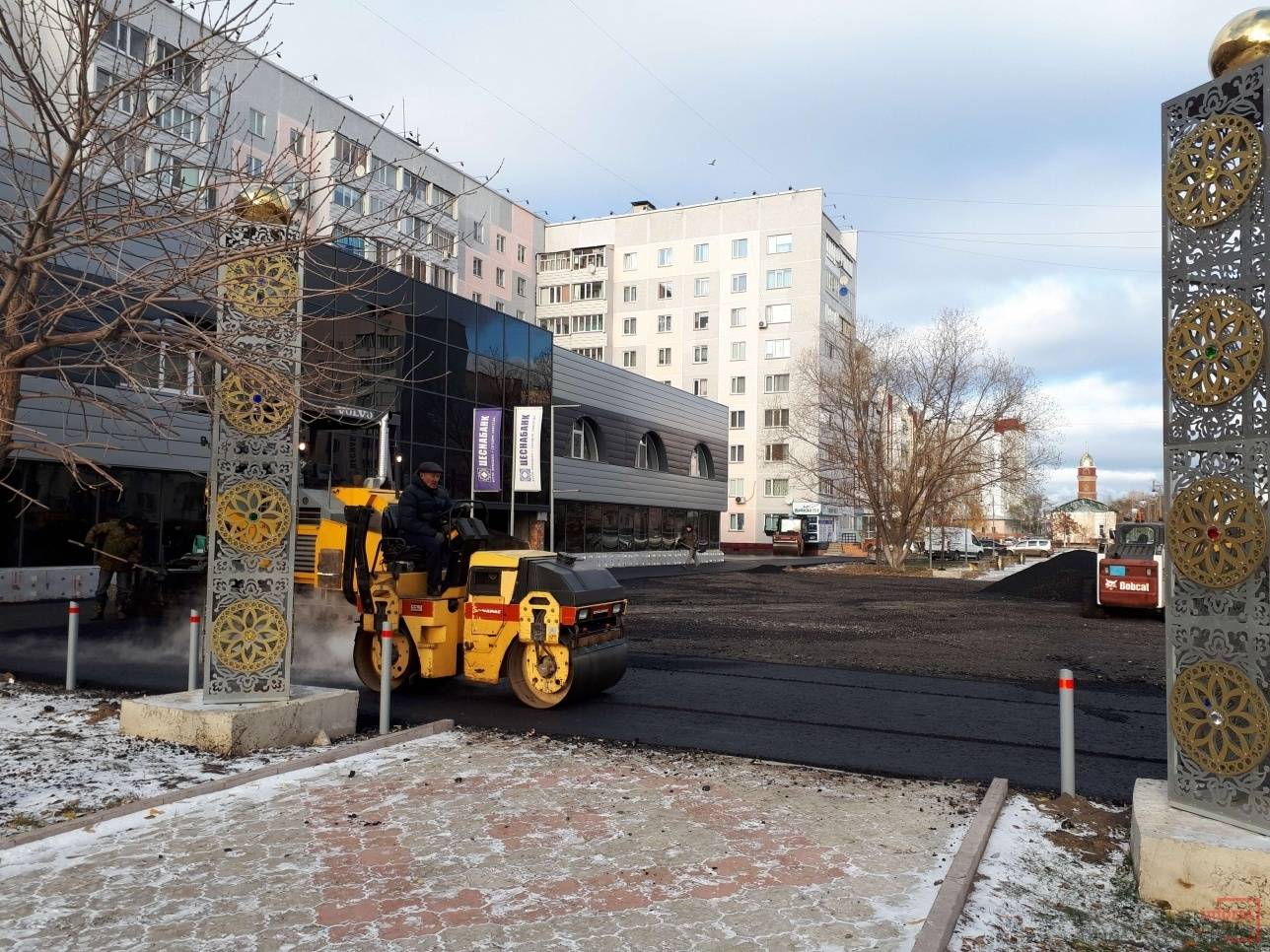 Укладка асфальта возле сквера по улице Жамбыла Жабаева