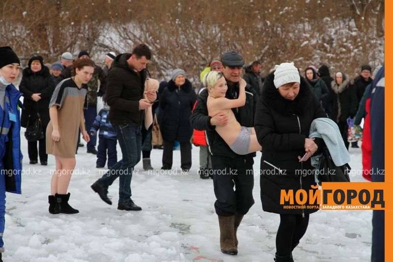 В Уральске окунались не только взрослые, но и дети