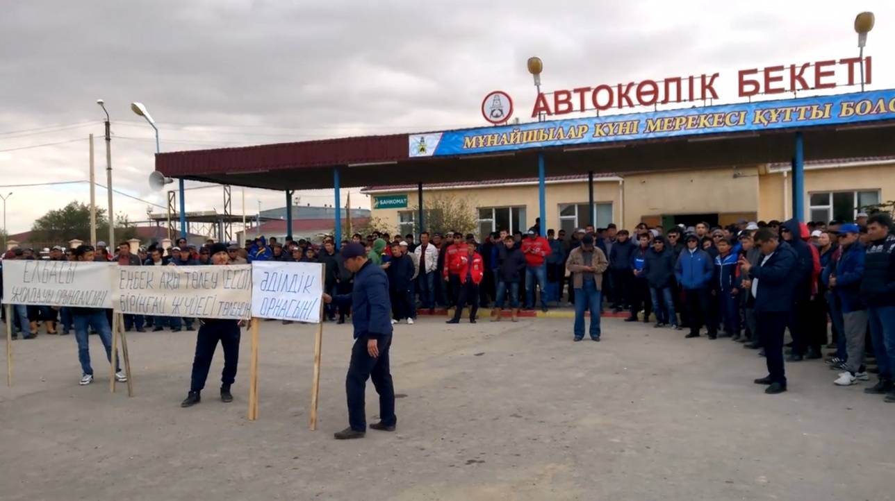 В Жанаозене продолжается забастовка с голодовкой