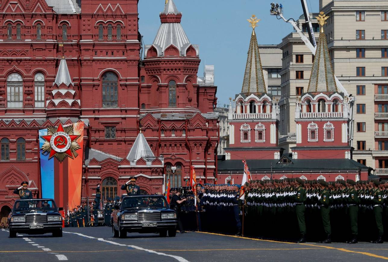 В Москве проходит военный парад