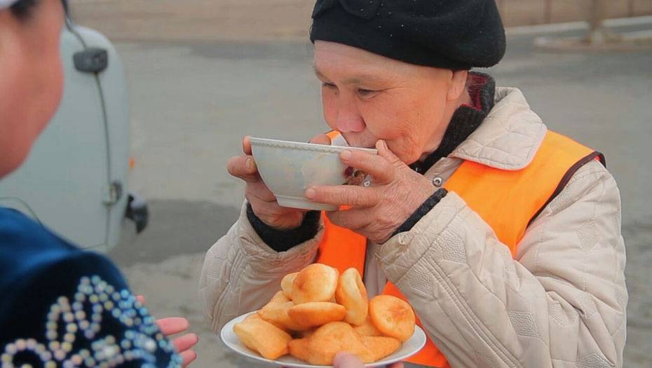 Наурыз-коже и баурсаки отвезли рабочим, убирающим улицы Атырау