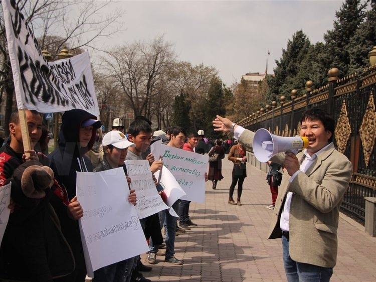 Более ста жителей посёлка пришли на митинг 