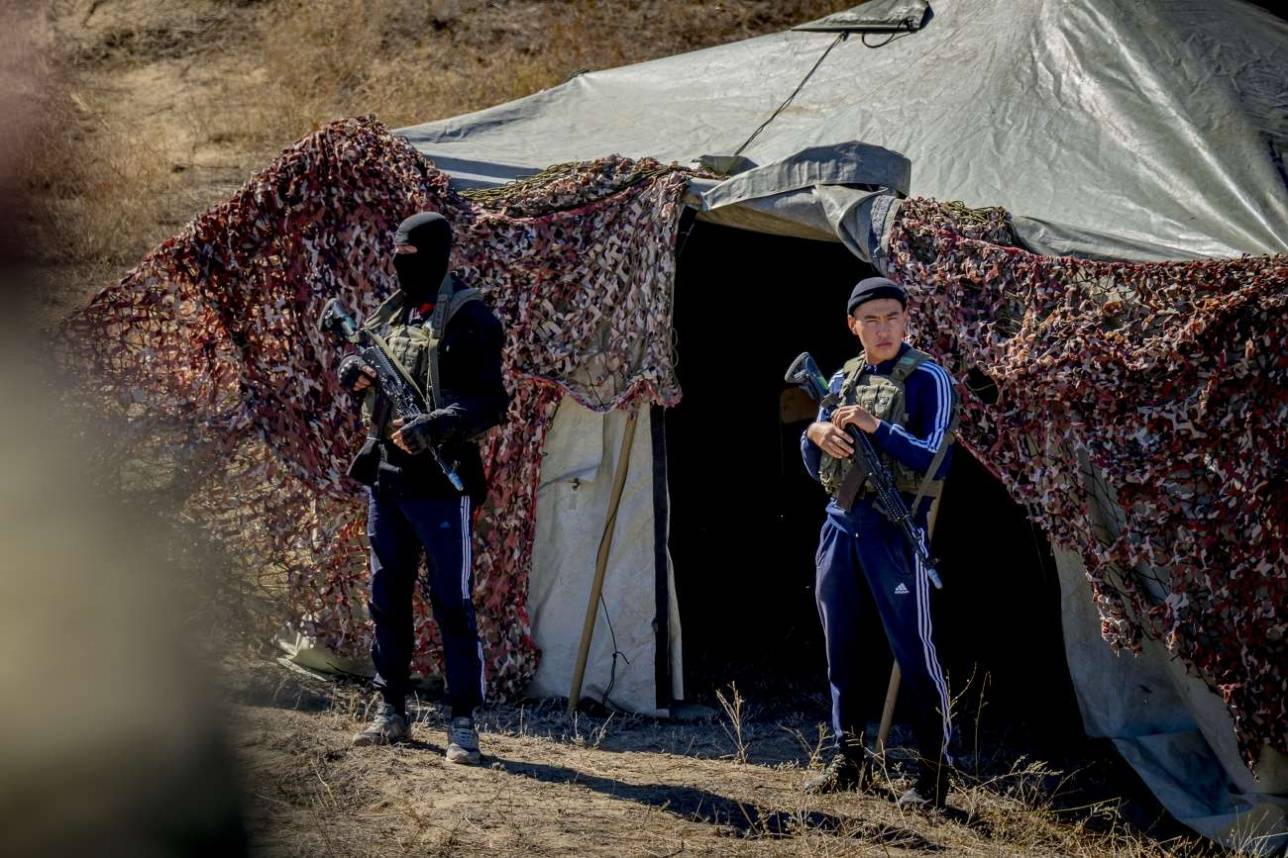 Бойцы Центра водной подготовки ВС РК имитируют развёрнутый на берегу водоёма лагерь боевиков