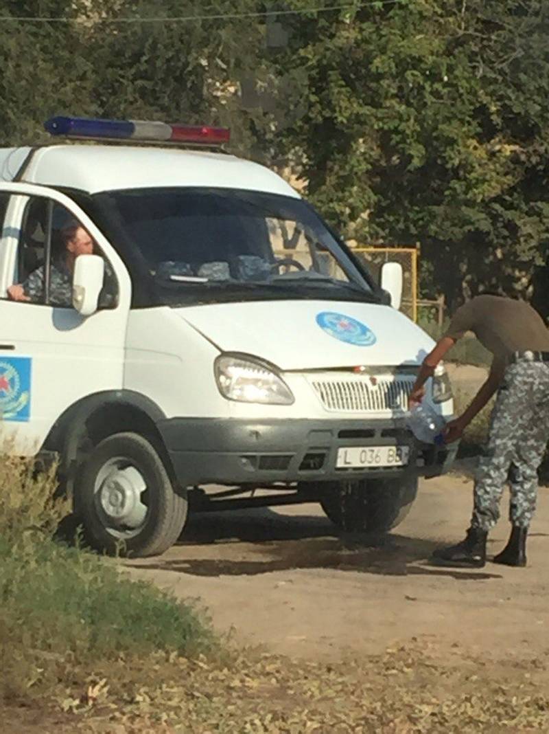 Солдаты устроили автомойку на городской колонке