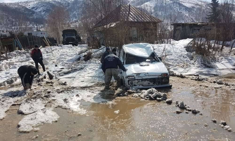 Помощь пассажирам автомобиля оказали сельчане