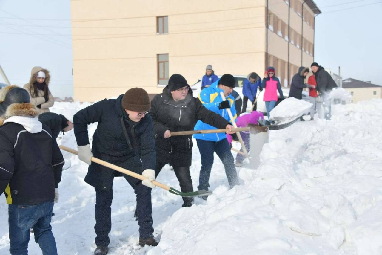 Жители Нур-Султана вышли на субботник по уборке снега