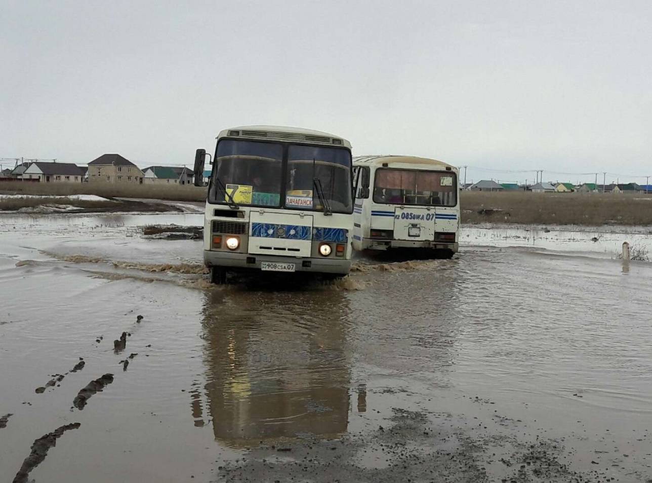 Автобусы в Уральске застревают в грязи