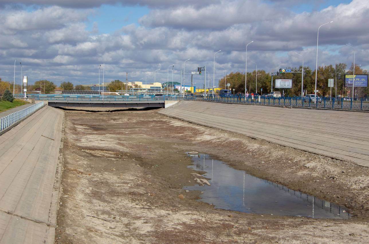 Так сейчас выглядит канал в центре города, подпитываемый рекой Сазды 