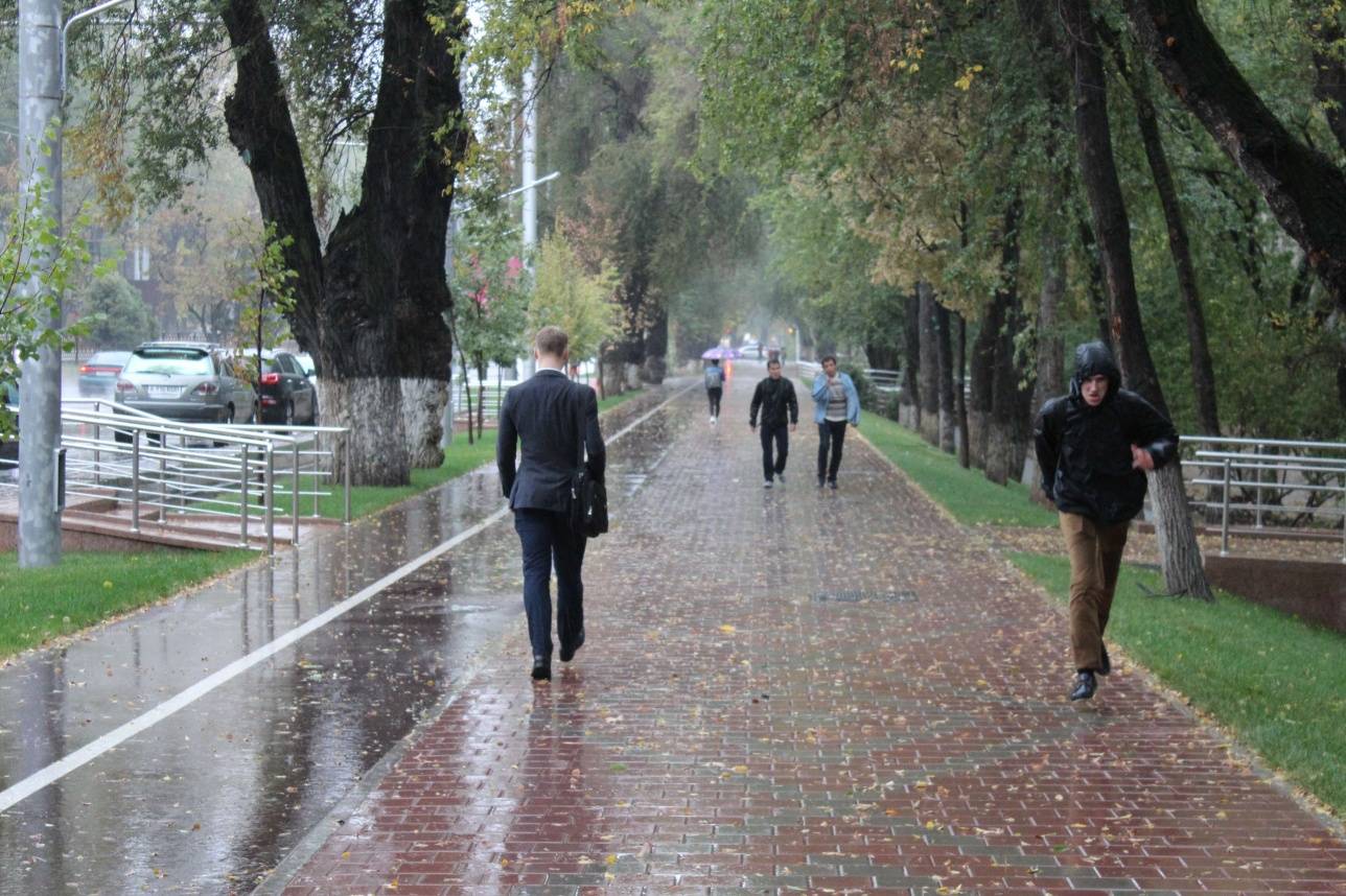 Үсті су болғанын қаламаған алматылықтар үйіне жылдам жетудің амалын жасайды