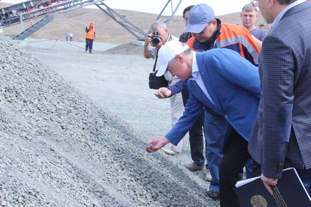 Бердыбек Сапарбаев знакомится с производством щебня в Шалкаре