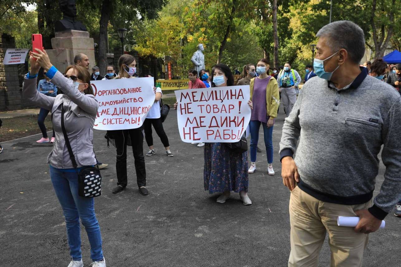 Митинг против кодекса о здоровье прошёл в Алматы