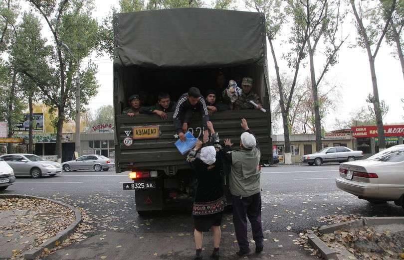 Призывников забирают на службу в армию