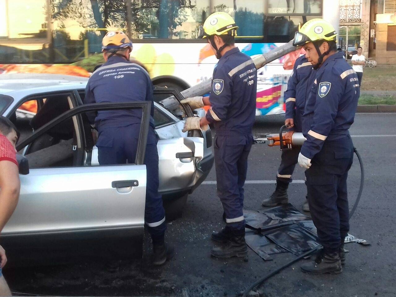 Придавленного водителя вытаскивали сотрудники ЧС