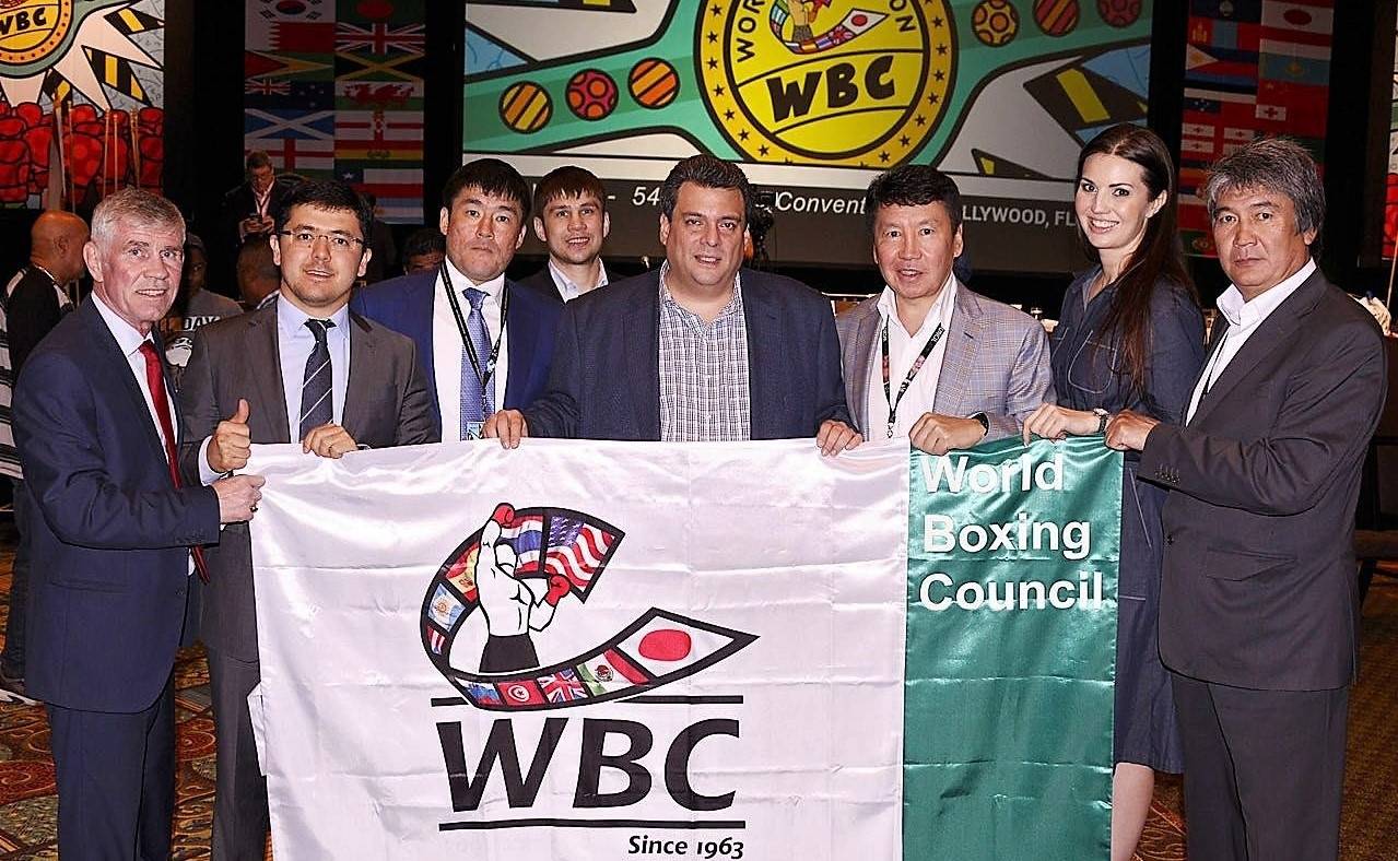 Виктор Демьяненко (на снимке - крайний слева) полагает, что Конвенция WBC не состоялась в Астане из-за огромных финансовых трат