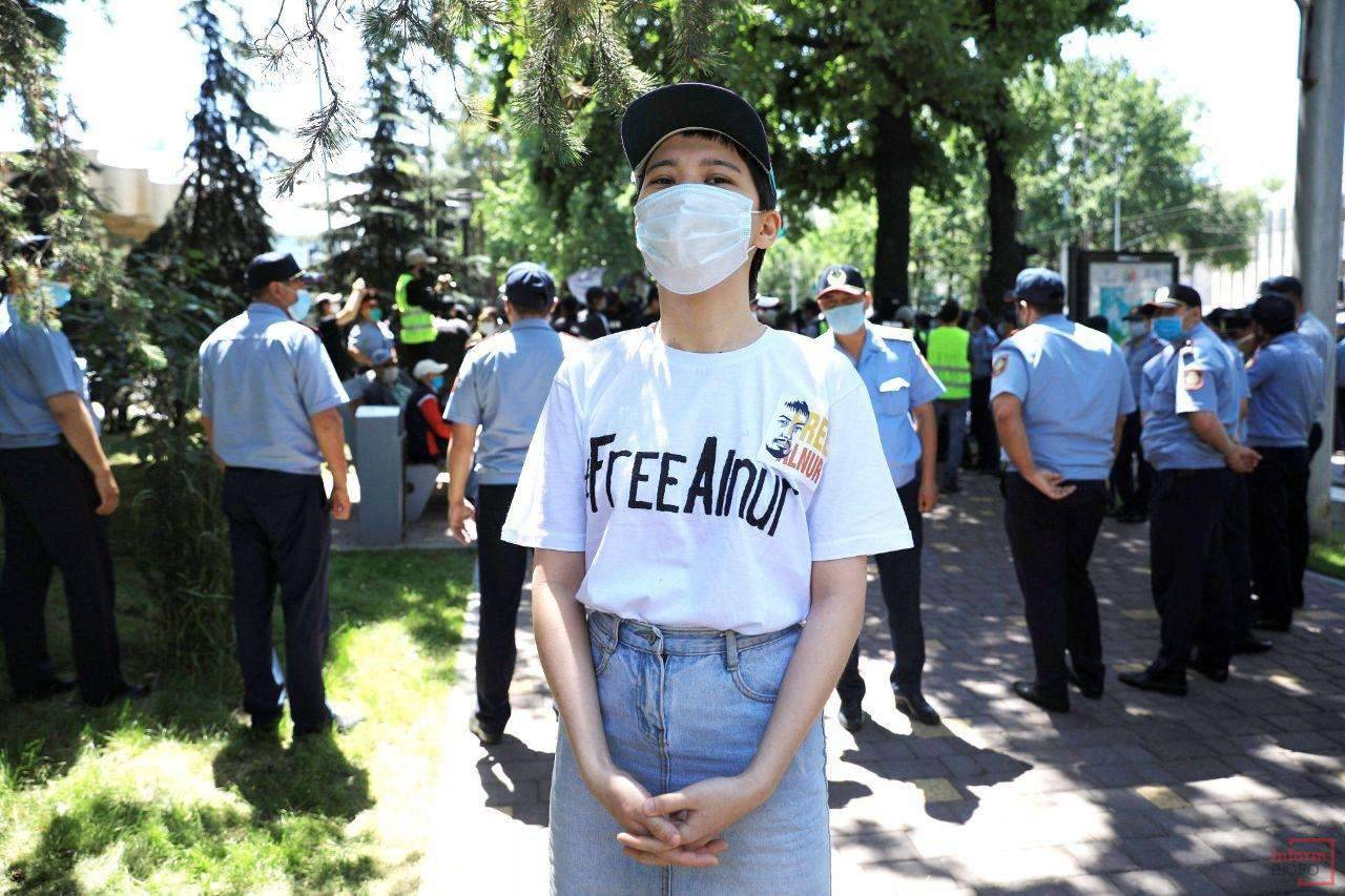 Участники митинга пришли в футболке с лозунгами в поддержку задержанного активиста Альнура Ильяшева