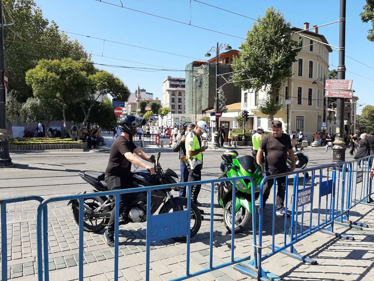 Көше бойындағы мотосикл мінген полиция қызметкерлері