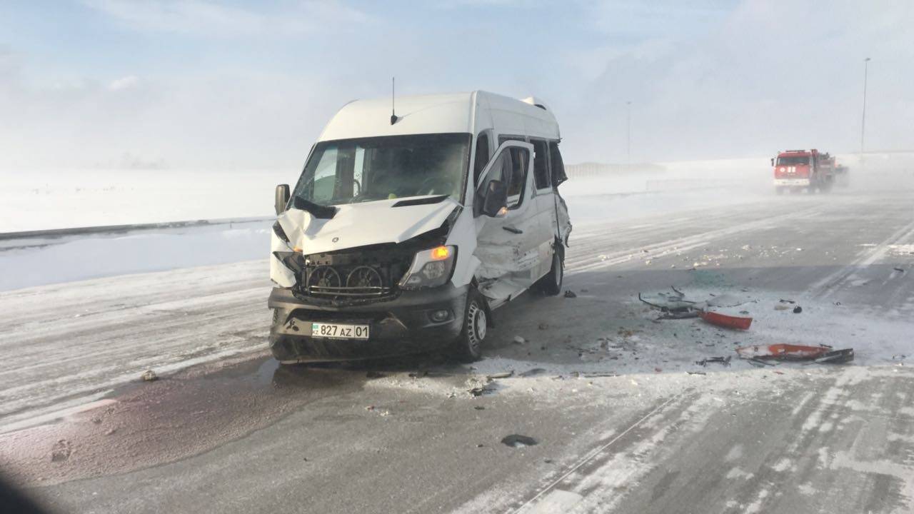 Автобус врезался в стоявшие на дороге машины