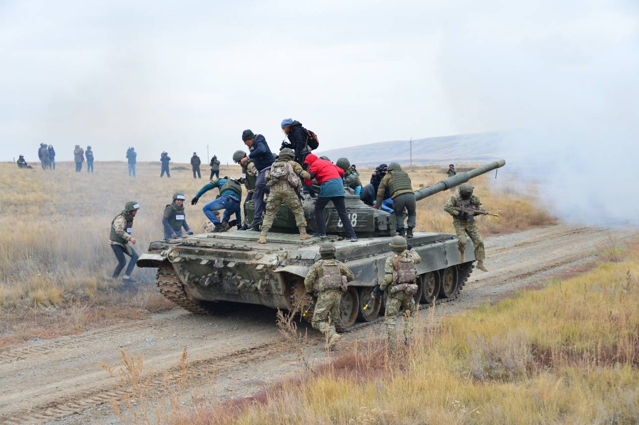 Для журналистов провели боевые учения