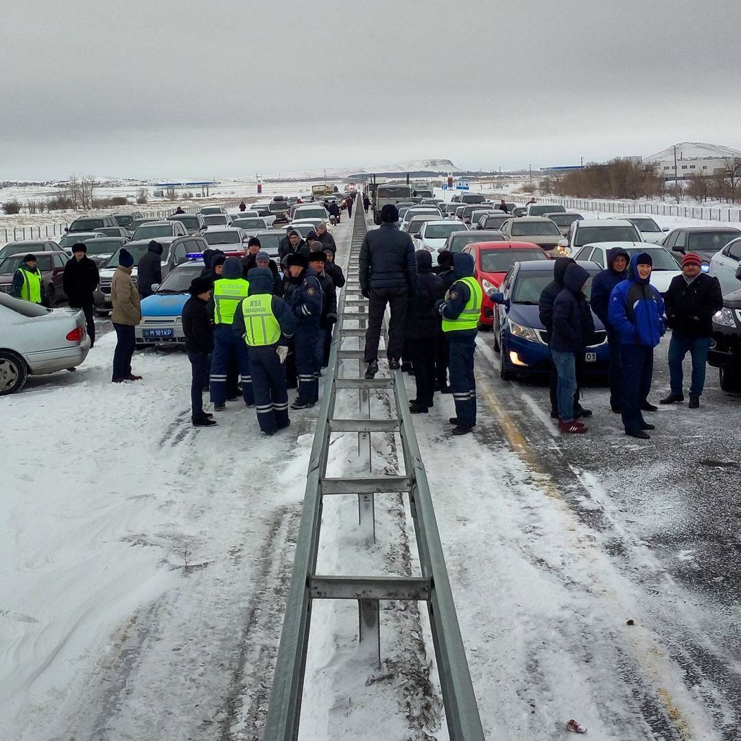 Автомобили застряли на трассе Астана-Караганда