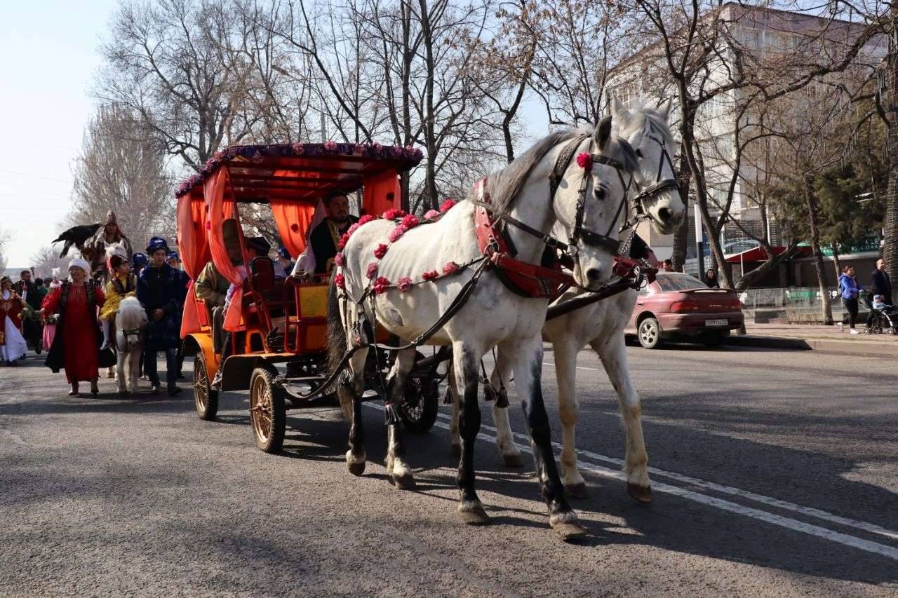 Повозки символизирует кочевку казахов весной