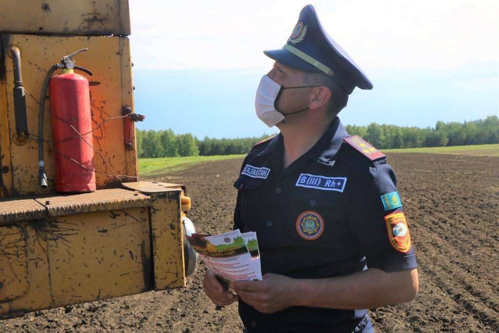 Сотрудник ДЧС СКО во время патрулирования