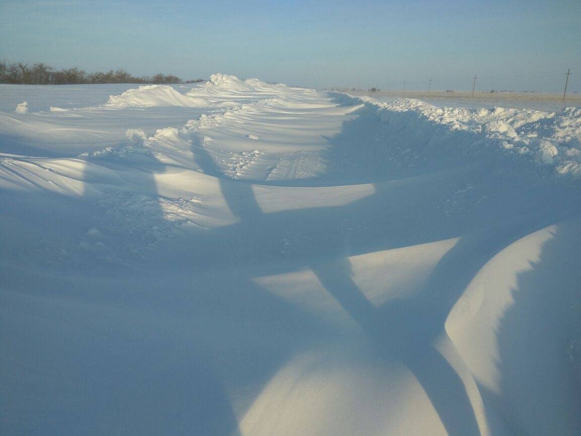 В снежных заторах застряли более сотни водителей 