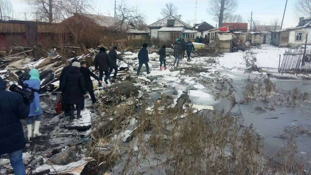 Проход к подтопленным домам. Посёлок Затон