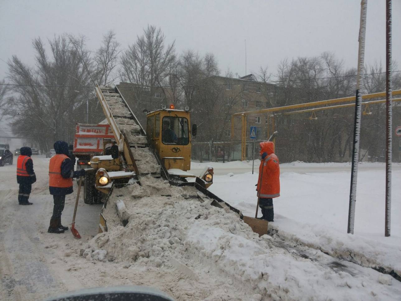 В очистке улиц задействовано более 300 человек