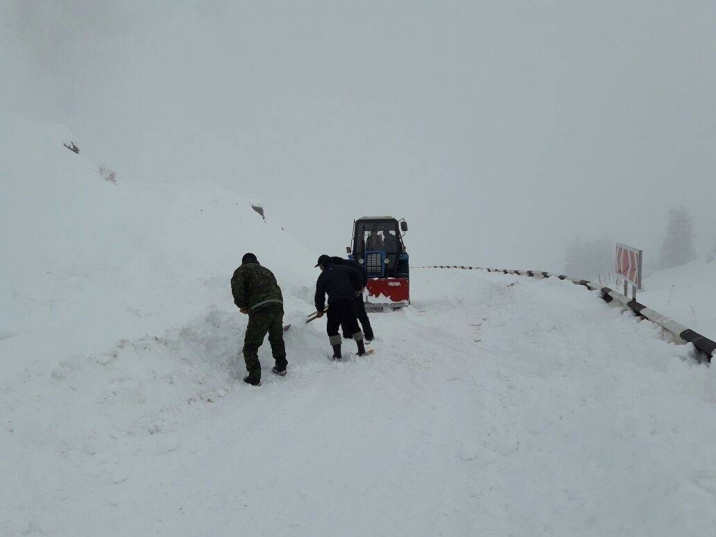 Спустя сутки дорогу очистили от снега