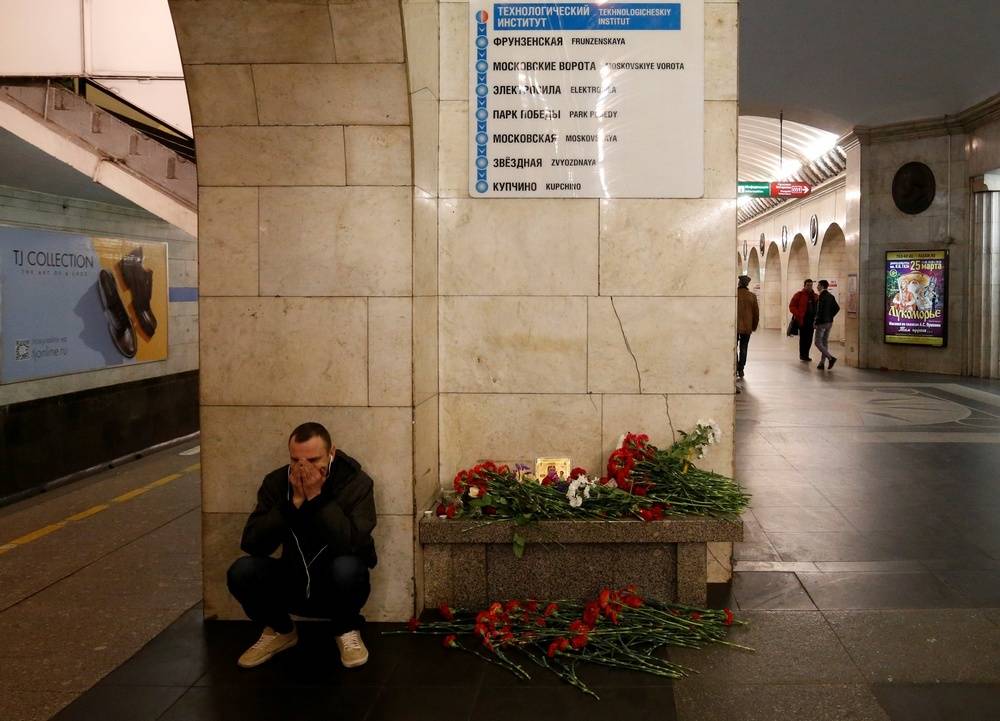 Люди несут цветы на станцию метро, где произошёл взрыв