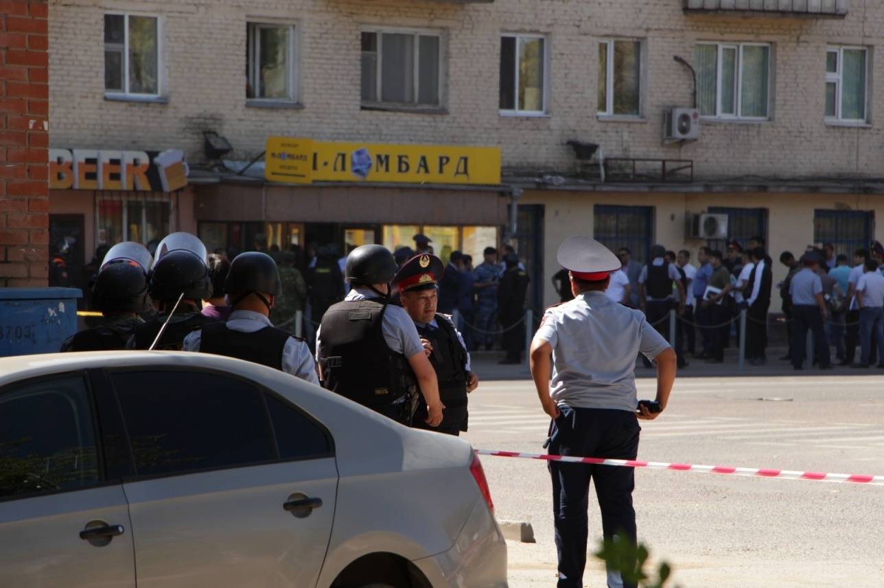 Автоматика заблокировала двери, когда в ломбард ворвался вооружённый мужчина. В помещении вместе с налётчиком оказались две сотрудницы ломбарда. Переговоры длились несколько часов, после которых неудавшийся грабитель сдался. 