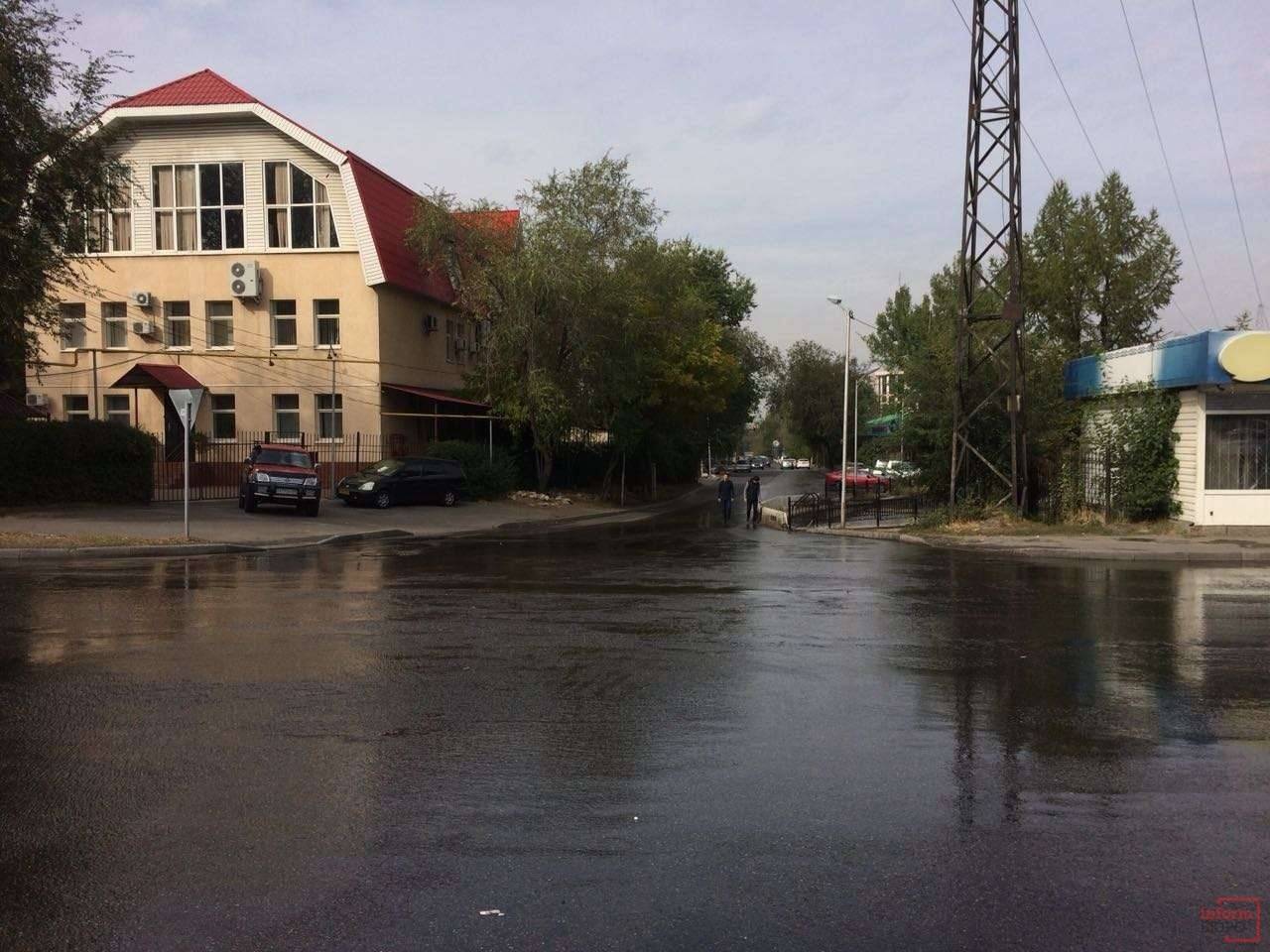 Вода залила проезжую часть