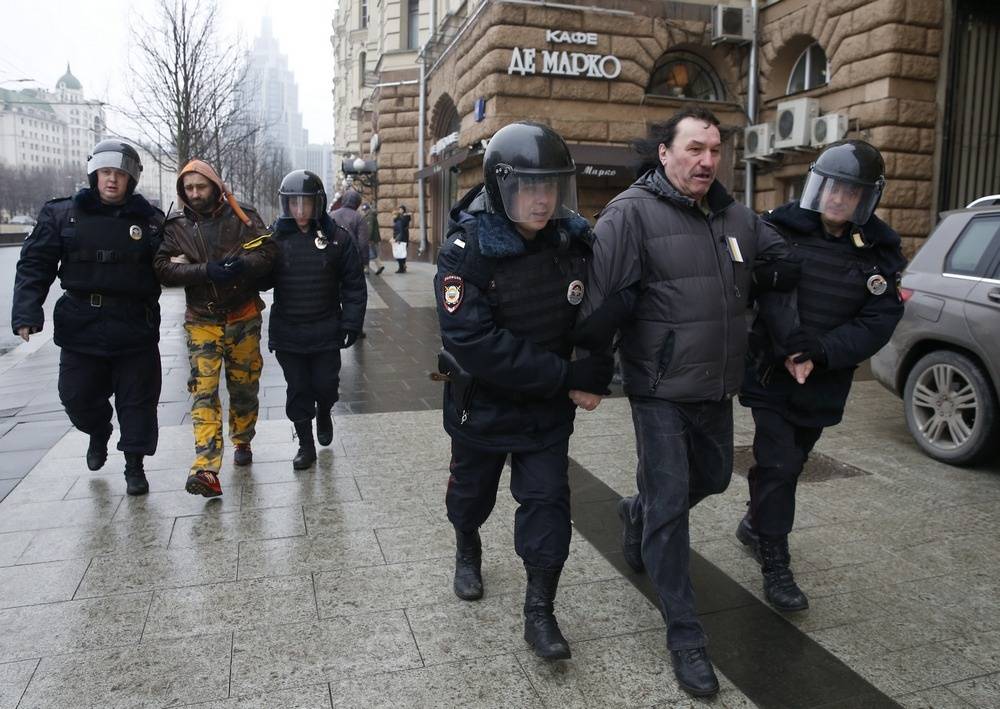 Призывы выйти на акцию протеста распростаняли в соцсетях несколько дней назад