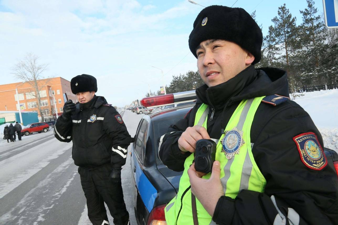 Чтобы бороться с коррупцией полицейским Казахстана начали массово выдавать видеожетоны