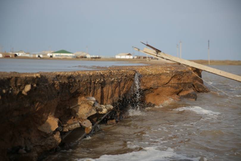 На лодках в село транспортируют чистую воду, продукты и мобильные трансформаторы. Паводок разрушил все коммуникации в ауле